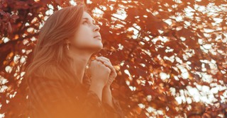 a woman praying, hosanna as prayer