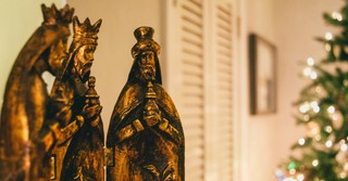 Golden statues of the wise men, Christmas decoration