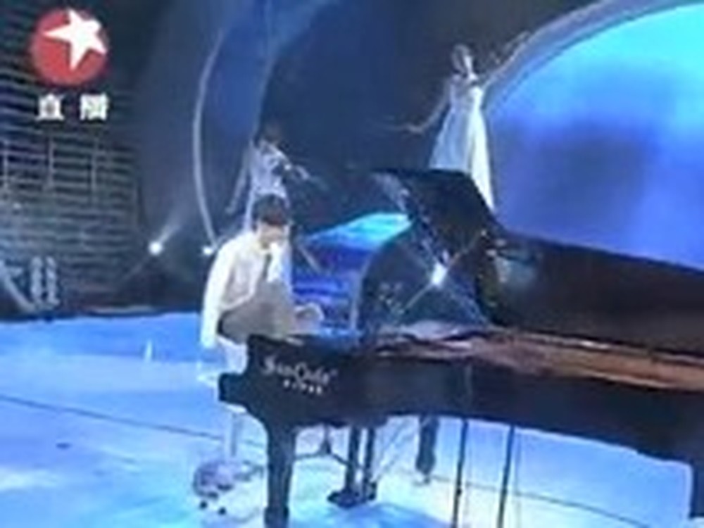 Amazing Pianist with No Arms Wins Talent Contest in China