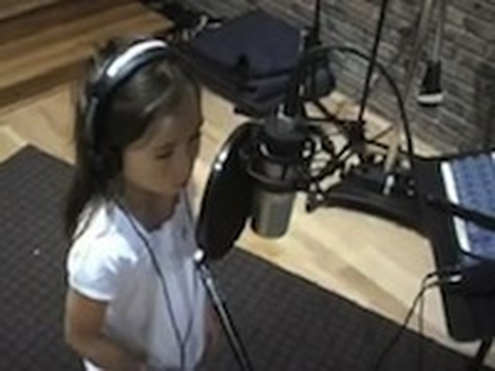 7 Year Old Rhema Marvanne Sings 'The Prayer'