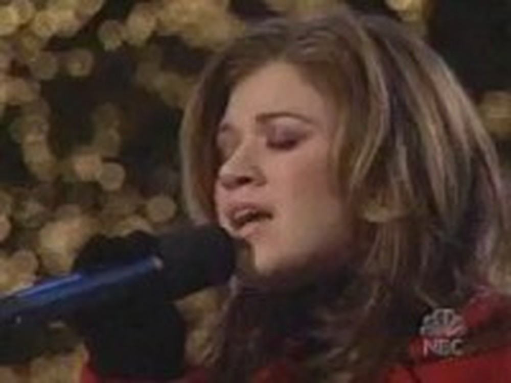 Kelly Clarkson Sings O Holy Night Live and Acapella