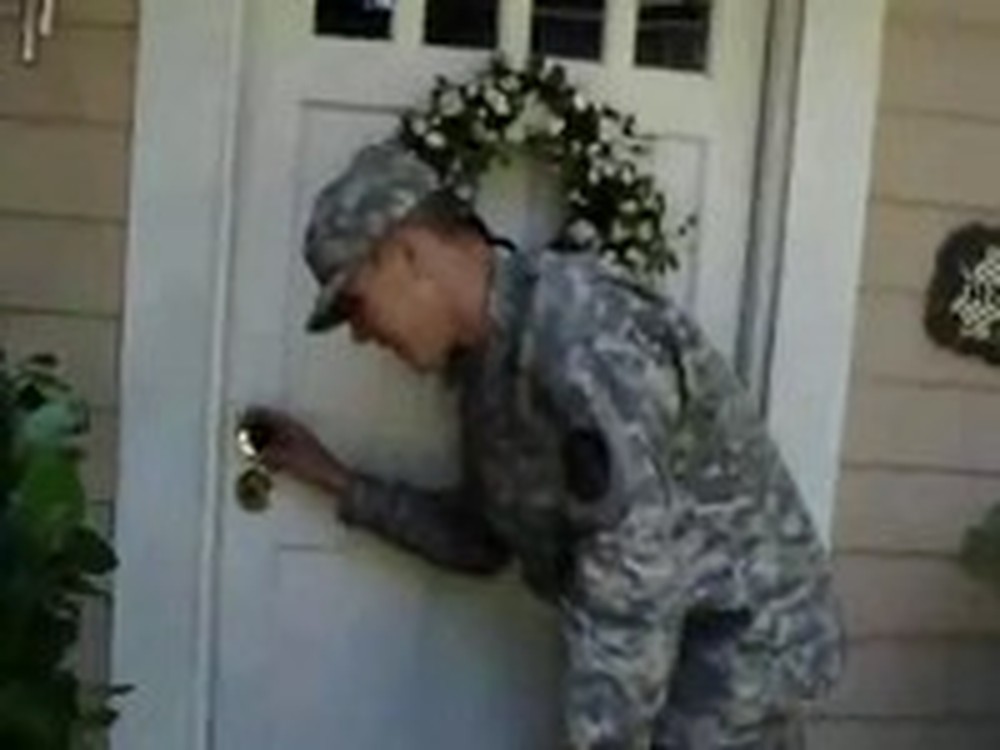 Soldier Surprises his Mom with an Early Return Home