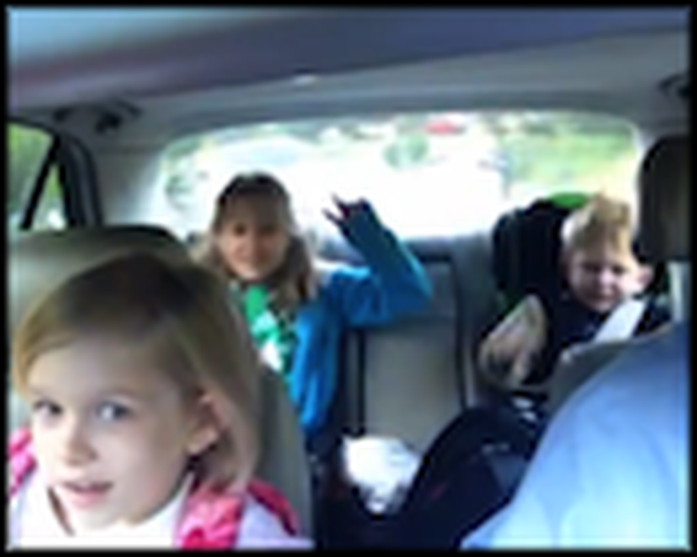 Super Happy Dad and Kids Sing Together in the Car - So Cute