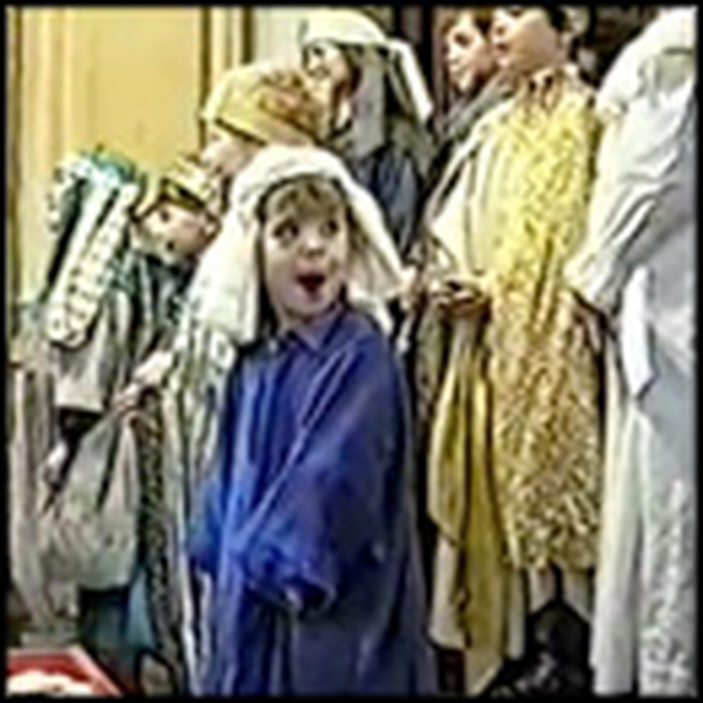 Little Nativity Angel Steals The Show - Great Funny Video