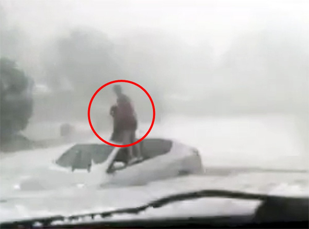 Good Samaritan Saves Mother & Daughter From Violent Flood. This is Amazing!