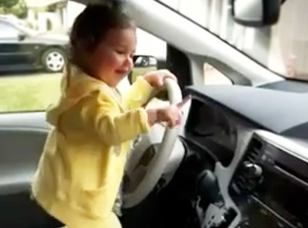 Adorable Toddler Has the Cutest Dance Party in Her Car - LOL