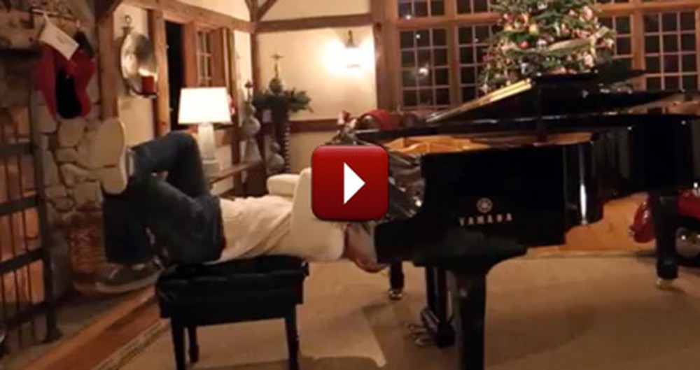 This Man Plays Christmas Carols in a Way You Should See - It's So Fun