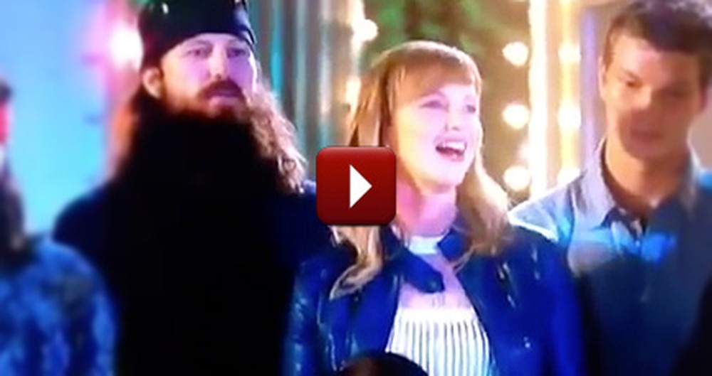 Missy Robertson Leads Duck Dynasty Family in Singing Silent Night 
