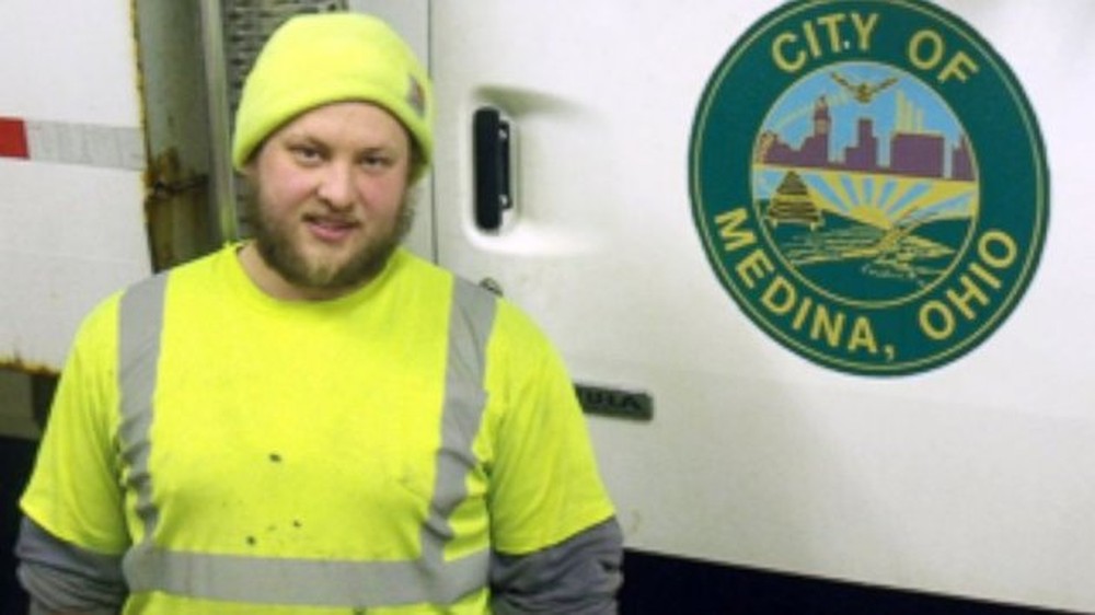 Kind Sanitation Worker Returns Lost Gift for Woman on His Route