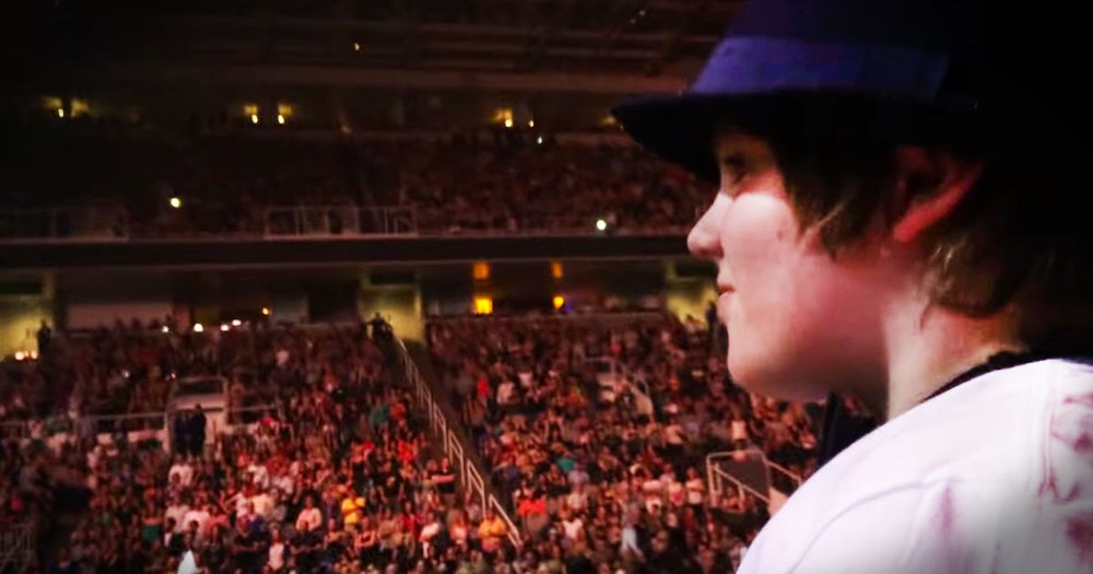 This Super Star Stopped His Sold-Out Concert To Sing To One Special Boy. This Gave Me Chills!