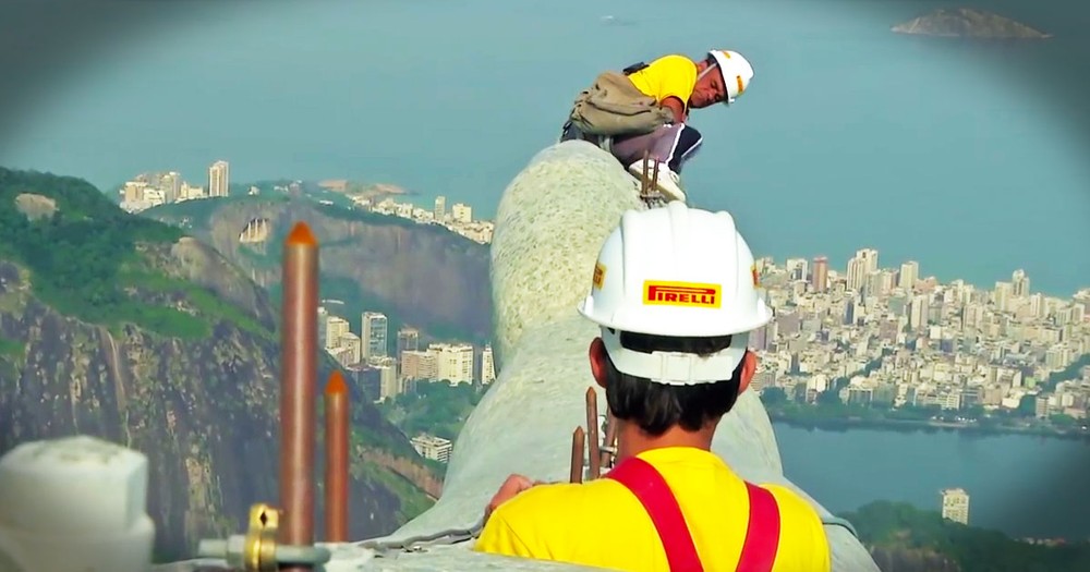 Workers Risk Their Lives to Repair Statue of Jesus