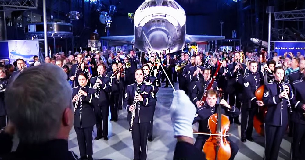 The Air Force Band Surprises Visitors With A Christmas Flash Mob