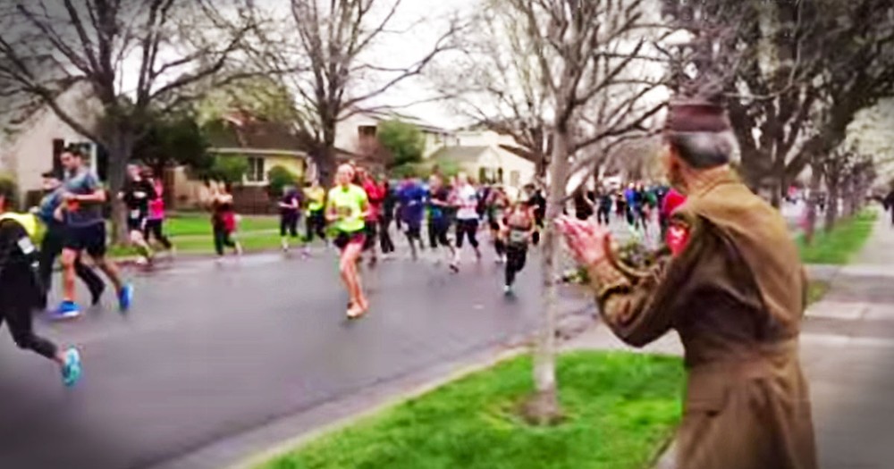 This Spontaneous Tribute to a WWII Veteran Will Warm Your Heart!