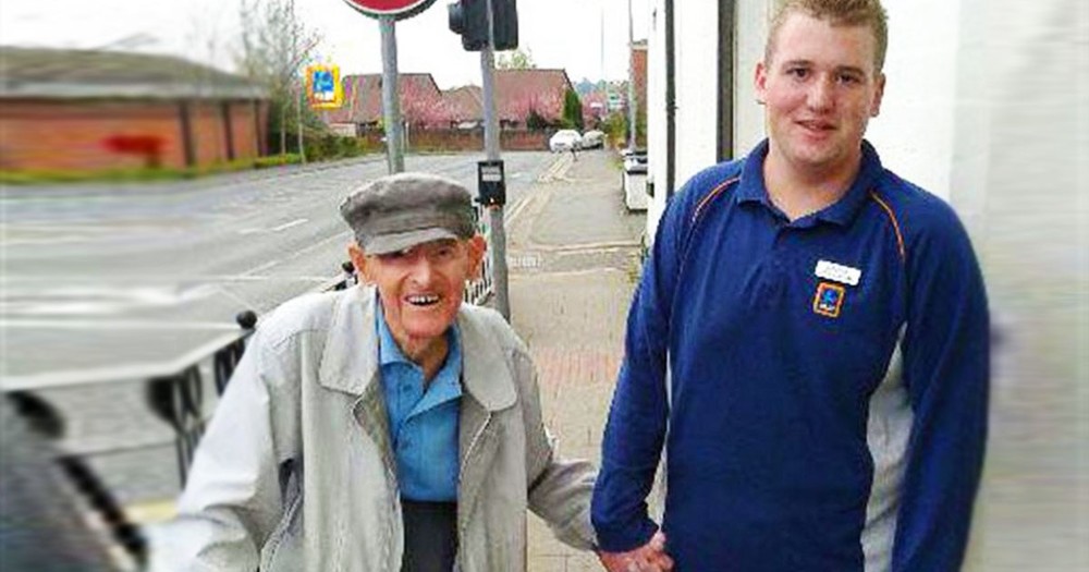 18-Year-Old Dropped Everything And Left The Grocery Store To Help A 95-Year-Old Stranger.