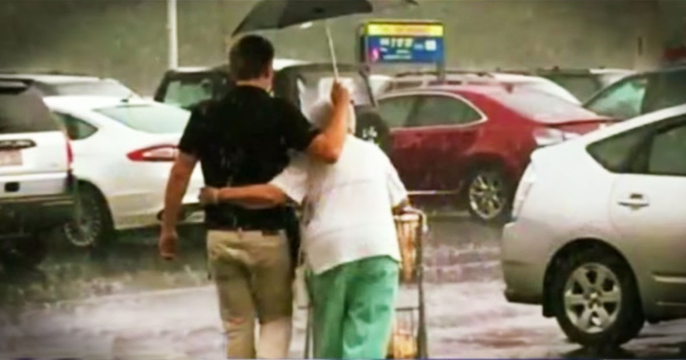 Grocery Store Worker's Act Of Kindness For An Elderly Woman Restored My Faith In Humanity!