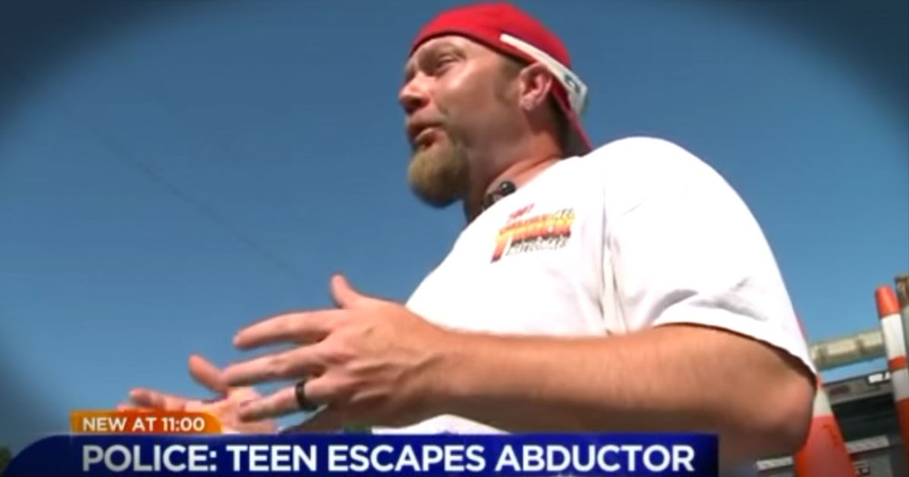 She Yelled 'He's Trying To Kill Me!' And This Construction Worker Jumped To Her Rescue!