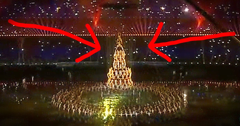 500 Dancers made A Christmas Tree With Their Bodies...In The AIR!