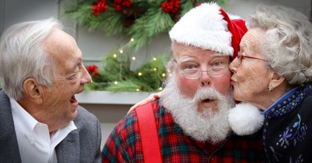 90-year-old Couple's Picture With Santa Is Going Viral For The Best Reason