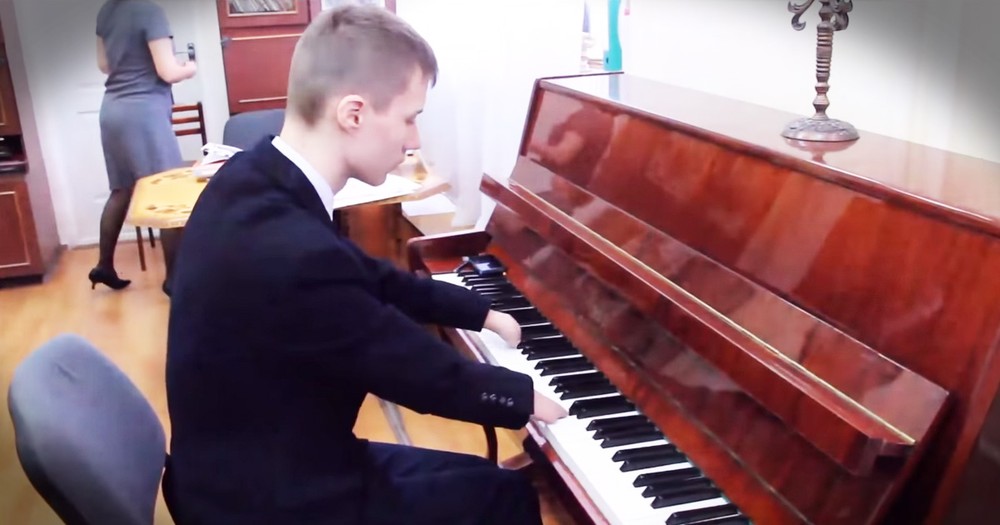 Teen Born With No Fingers Beautifully Plays Piano