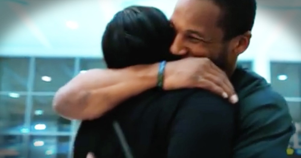 Man Waiting For His Mom At The Airport Shares Their Touching Story
