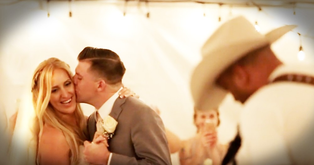 Country Music Singer Surprises Bride And Groom During Their First Dance