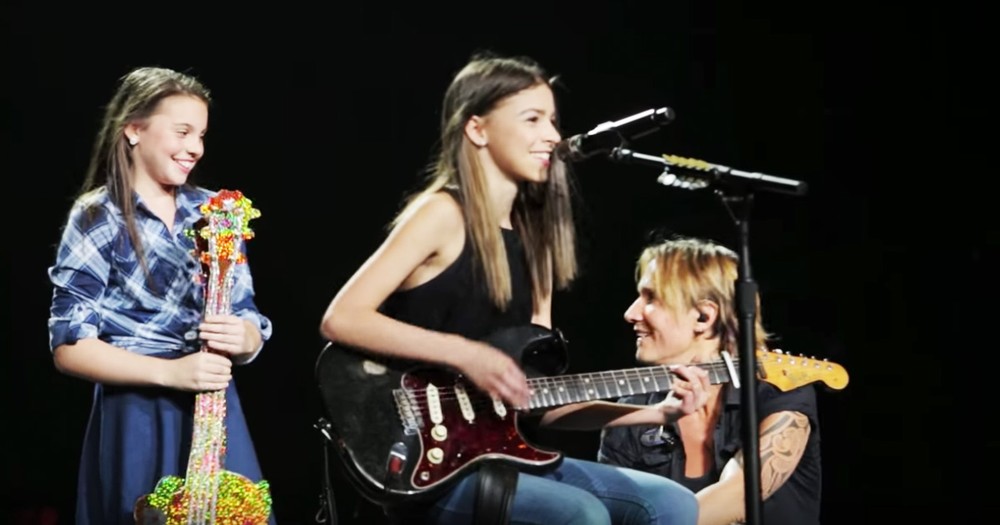 Keith Urban Pulls 2 Sisters On Stage And They Wow The Crowd 