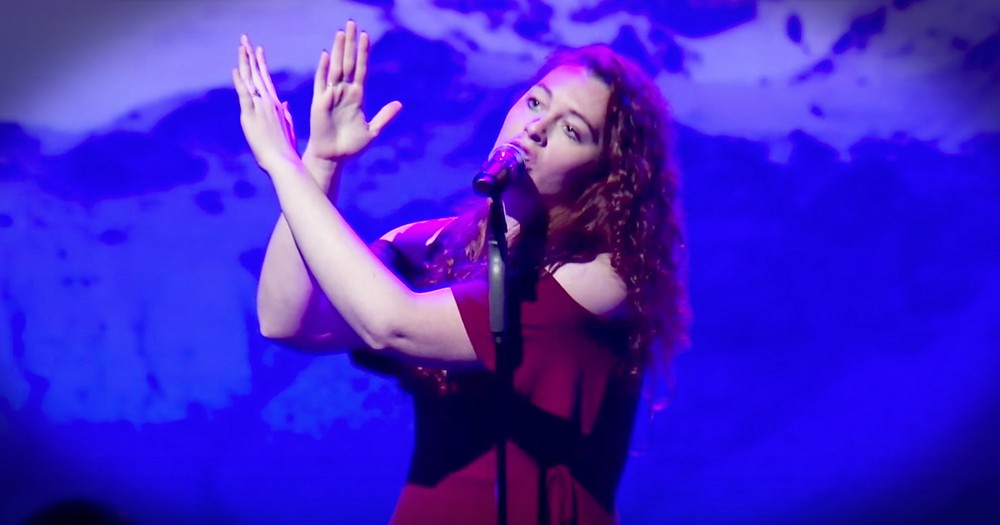 Deaf Singer Mandy Harvey Sings 'It Is Well'