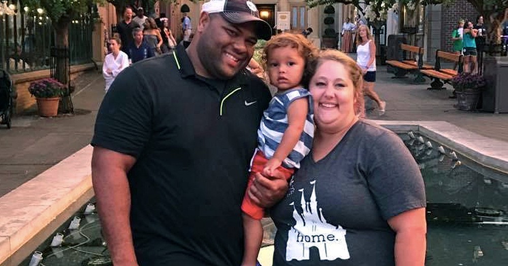 Stranger's Odd Request After Family Takes Photo At Walt Disney World