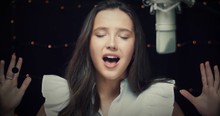Lucy Thomas Sings 'I Will Always Love You' And The 17-Year-Old's Emotional Performance Stuns