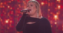 Kelly Clarkson Sings A Stunning Version Of 'I Will Always Love You' At The ACM Awards