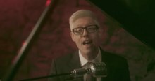 Christian Artist Matt Maher Performs Jazzy Version of 'Jingle Bells'