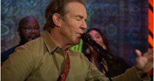 Dennis Quaid Sings Mesmerizing Cover of 'I'll Fly Away'