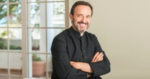 New Pastor Was Visiting Homes & Is In Stitches After Finding Note With Bible Verse In Offering Plate