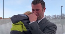 Young Widower And Father Of 7 Breaks Down When A Stranger Walks Up And Hands Over $10k