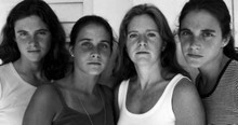 4 Sisters Took The Same Photo for 43 Years