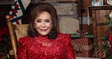 Loretta Lynn Performs "Ten Thousand Angels"