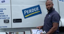 Truck Driver Dad Spots A Frantic Father On The Side Of The Road And Stops To Help