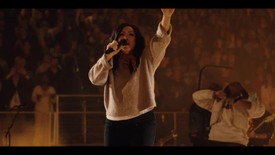Kari Jobe’s Powerful Live ‘Who Else’ Performance