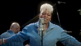 Tasha Cobbs Leonard - The Hand That Keeps Holding Me
