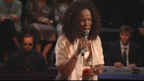 Lynda Randle - At Calvary (Live)