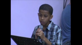 Jovenes adorando a Dios