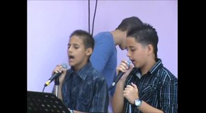 Jovenes adorando a Dios
