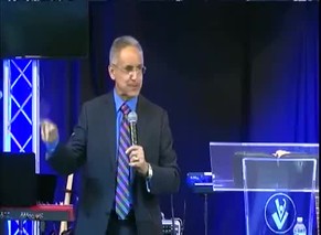 No Desmayes Porque Dios esta Contigo