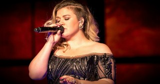 Mommy Shamers Attack Singer Kelly Clarkson Over A Piece Of Toast