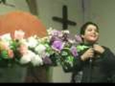 Un enfant chante pour Jesus
