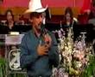 Javier Molina sings The Old Rugged Cross
