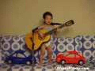 Little baby sings ''hey Jude''.