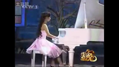 Girl plays piano with no fingers on one hand