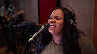 Tasha Cobbs Leonard - The Name Of Our God