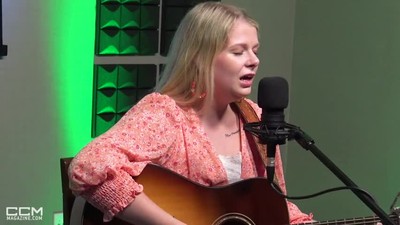 Emerging Country Star Makenzie Phipps Sings ‘In The Garden’ Acoustic Hymn